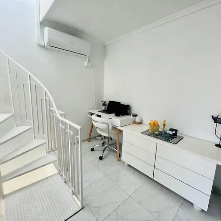 Sunny, South-facing & Welcoming בית נופש *