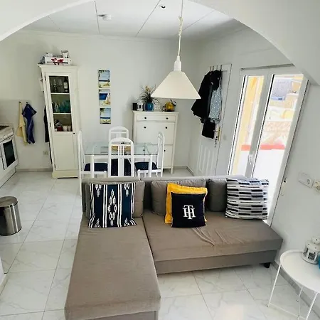 בית נופש Sunny, South-facing & Welcoming