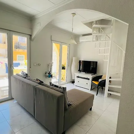 בית נופש Sunny, South-facing & Welcoming *