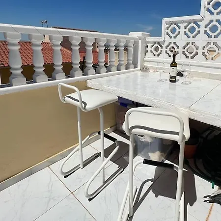 Sunny, South-facing & Welcoming בית נופש *